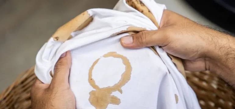 Jak usunąć plamy z kawy z białej bluzki - skuteczne metody i porady