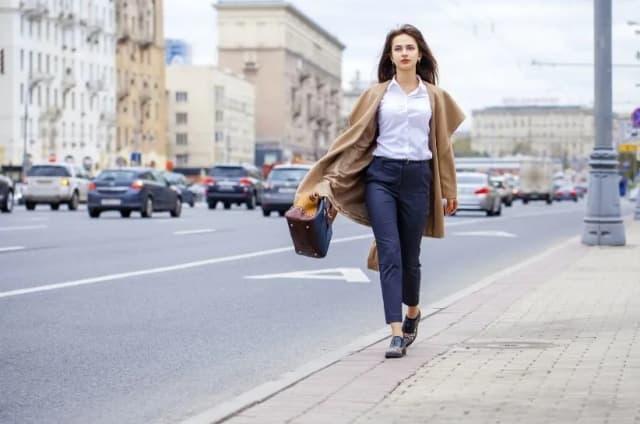 Jaką bluzkę wybrać do granatowej spódnicy, by wyglądać stylowo?